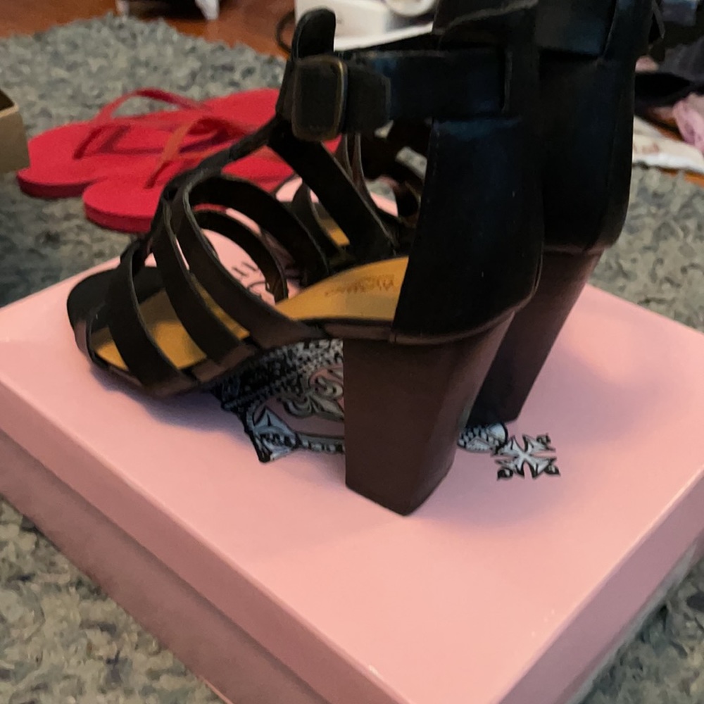 DONATED TO CHARITY.            CROWN VINTAGE 100% genuine leather gladiators - Picture 2 of 4